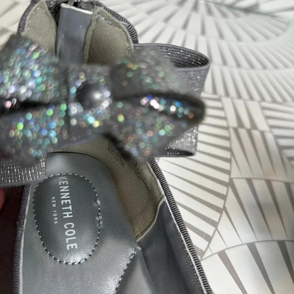 NWOT KENNETH COLE DAISY LILY PEWTER COLOR - Picture 2 of 6